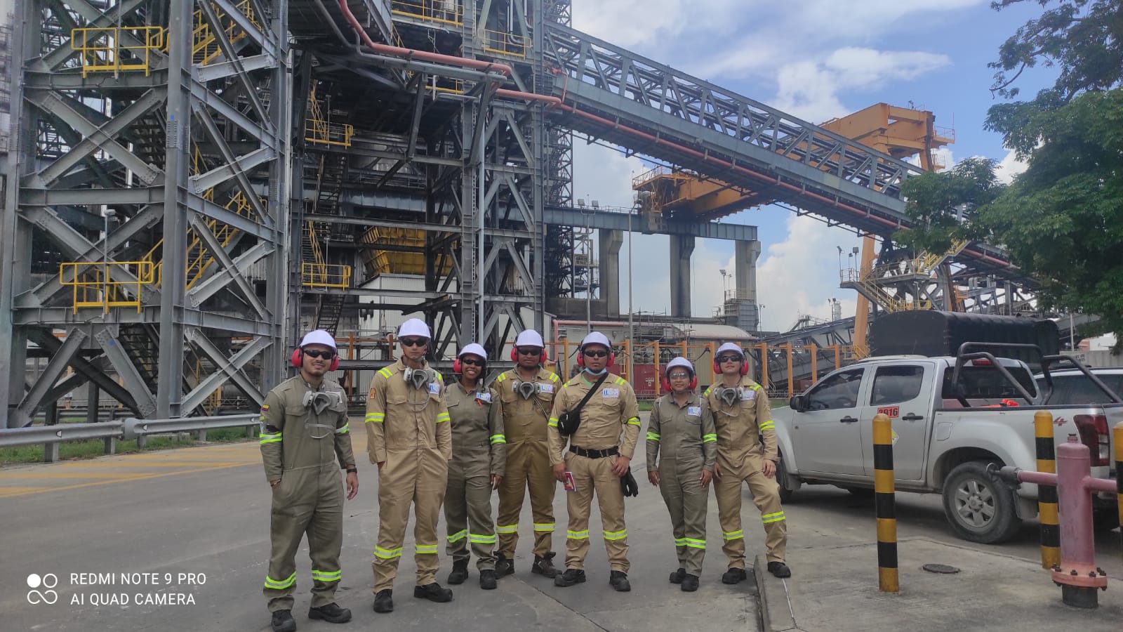 Equipo de ILN con elementos de protección personal reunido en una instalación industrial