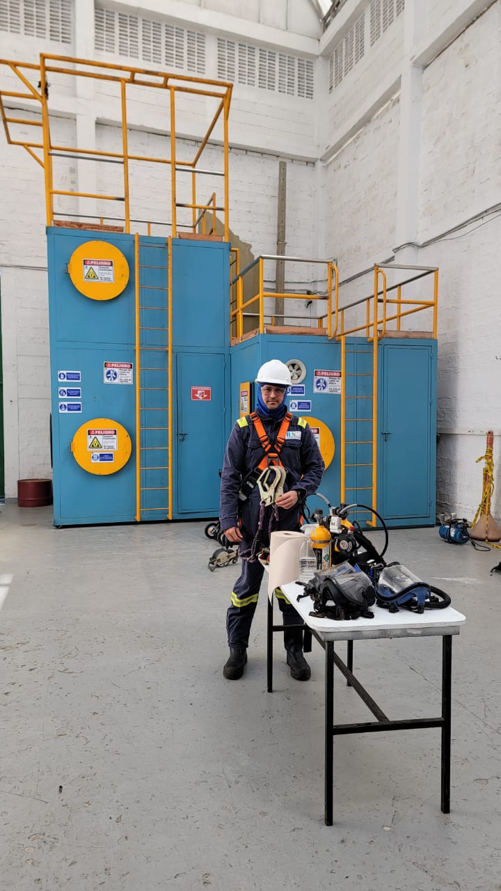 Grupo participa en una formación práctica de rescate junto a una estructura de entrenamiento y equipos de protección