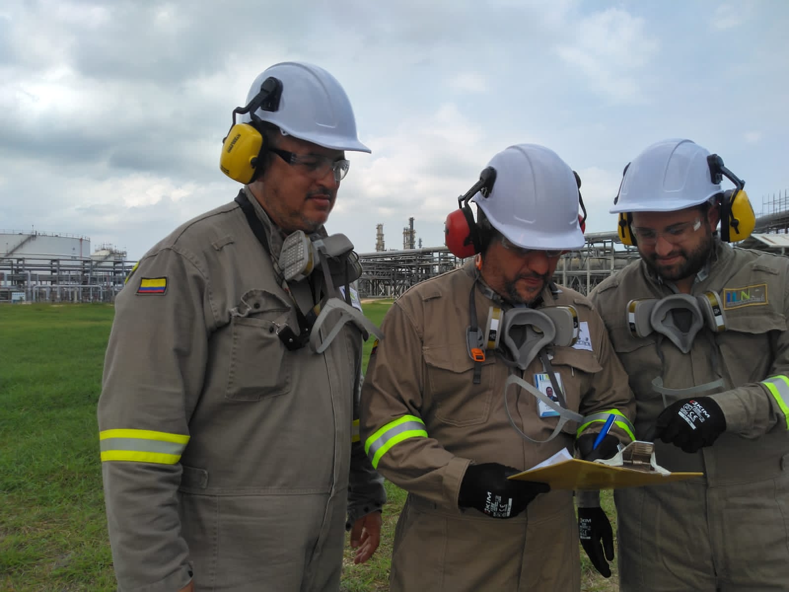 Tres profesionales de ILN revisan documentación durante una visita a una instalación industrial