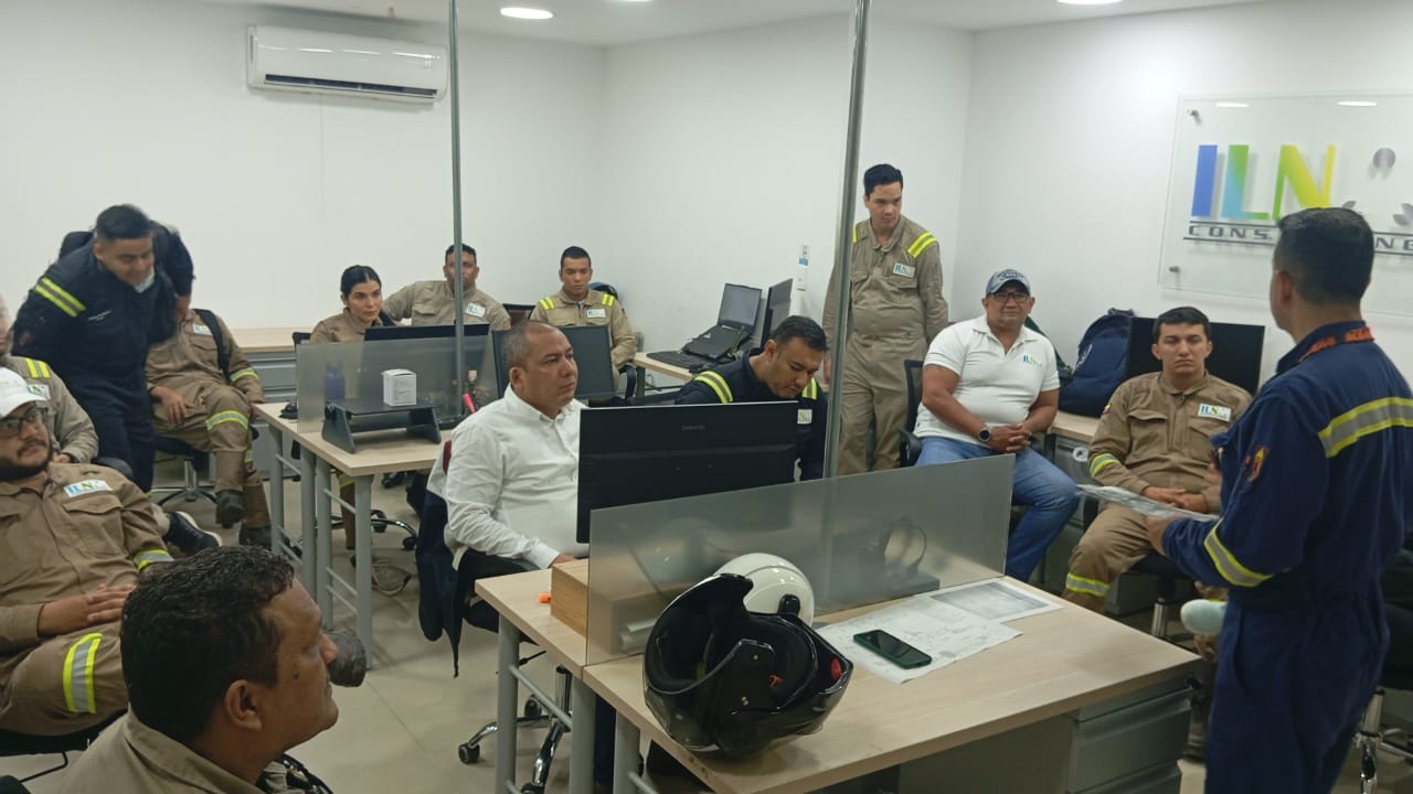 Equipo de ILN participa en una reunión de trabajo en una oficina