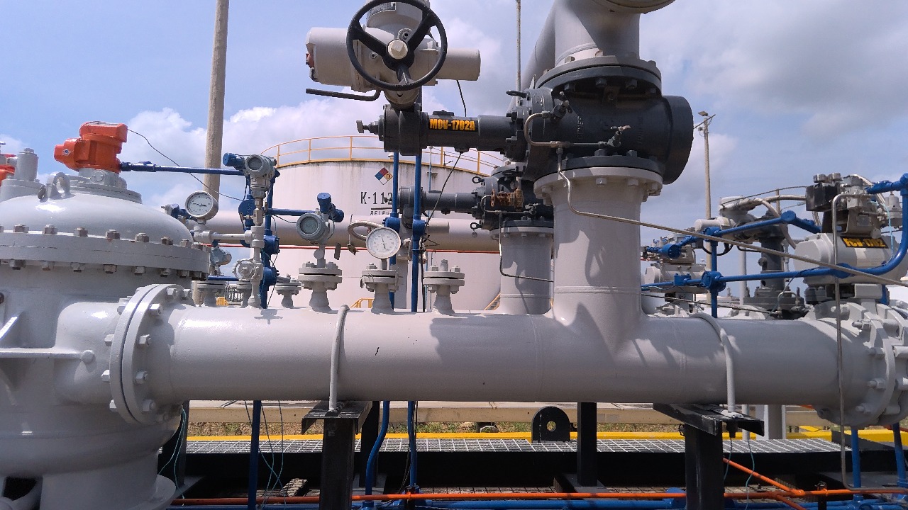 Conjunto de válvulas, manómetro y tuberías en una instalación industrial