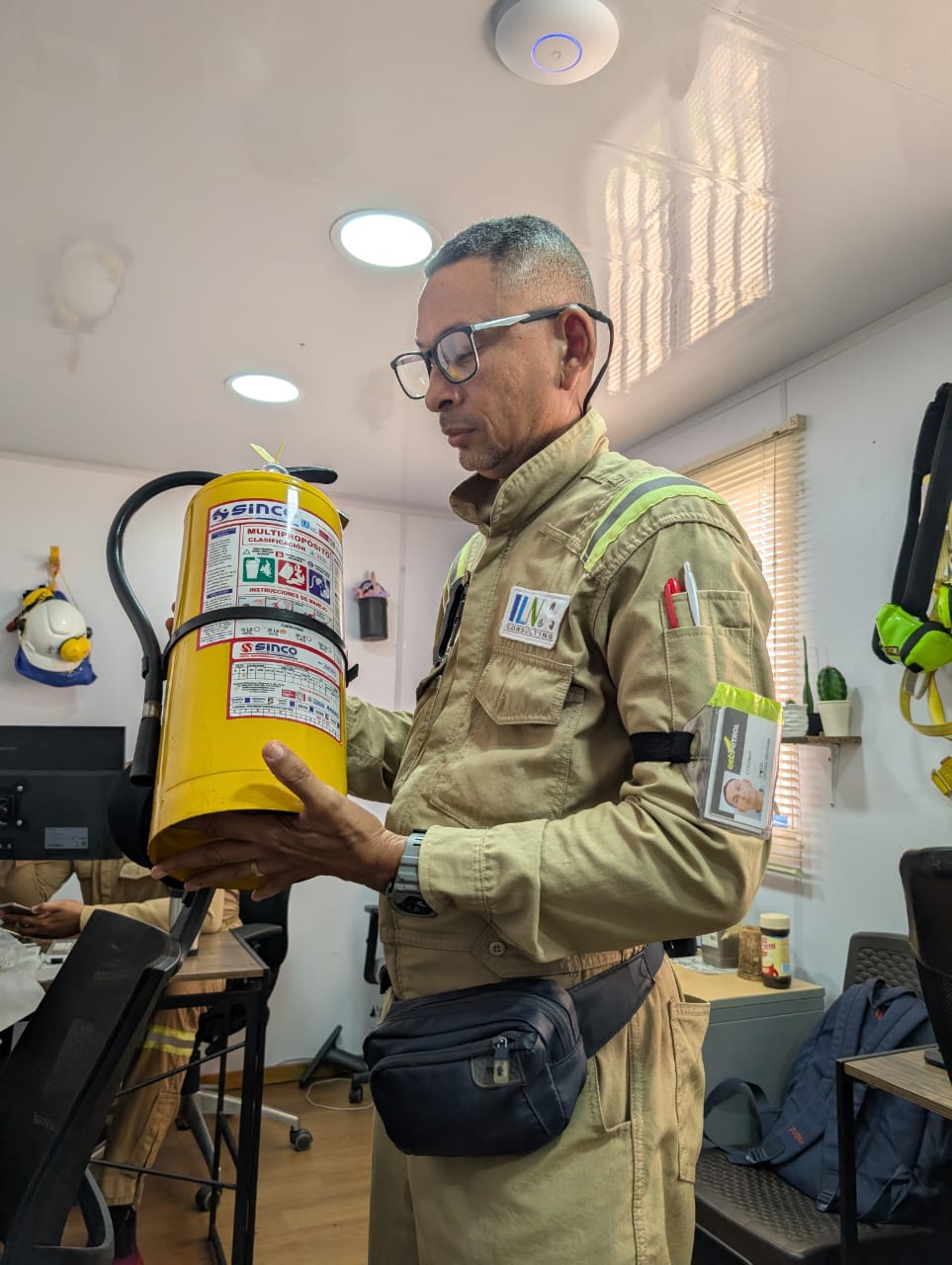 Profesional de ILN muestra un extintor durante una actividad de prevención y formación